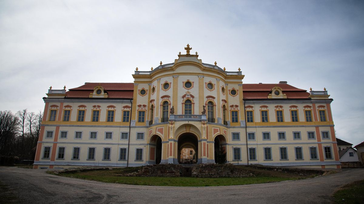 Barokní zámek v Týnci u Klatov vypiplali jako dítě. Teď ho otevírají pro veřejnost